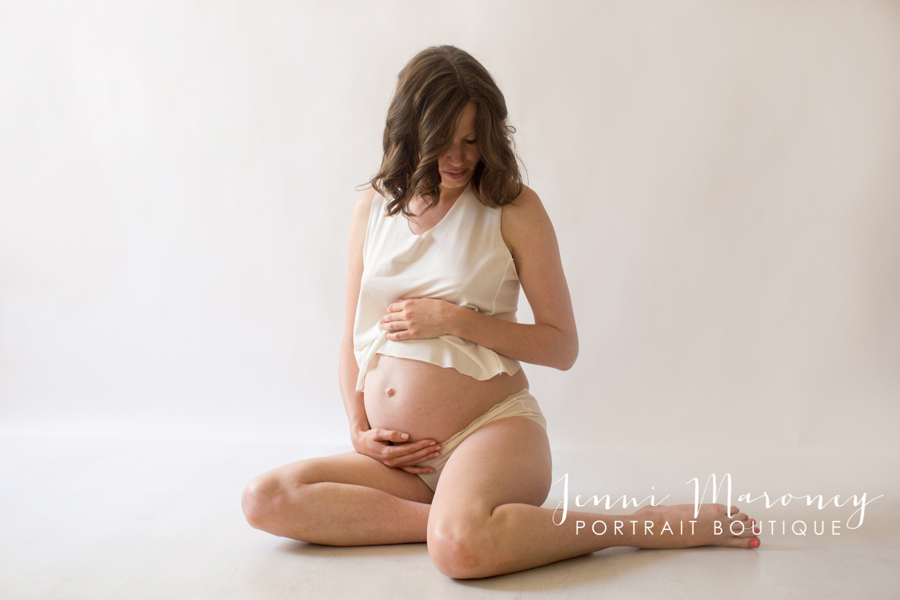 Boulder maternity photographer captures natural maternity photos in her Niwot, Colorado maternity photography studio